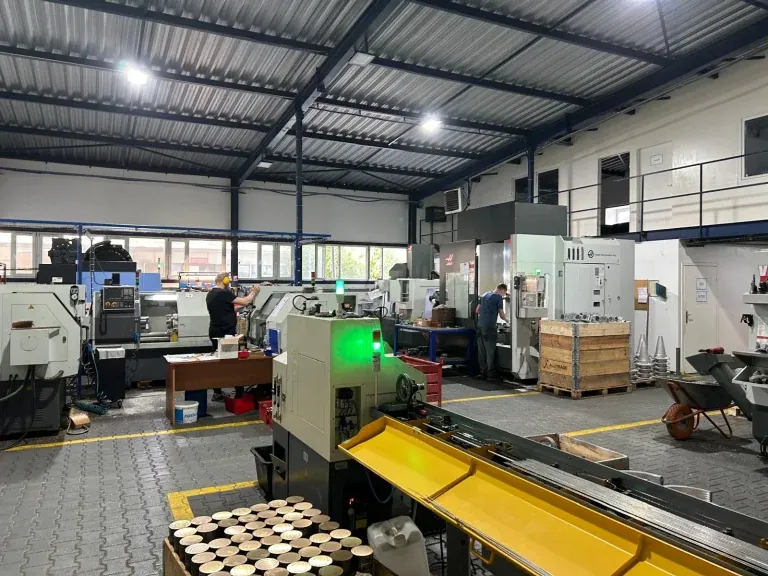 Nave de mecanizado CNC con tornos y centros de mecanizado